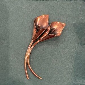 Elegant Gold Floral Brooch